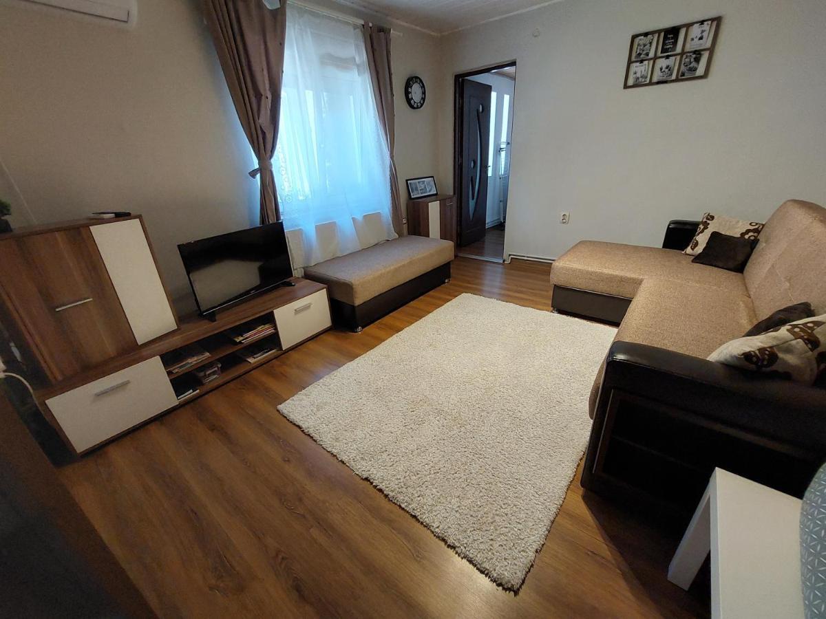 Cozy, Quiet & Family Friendly In Arad Apartment Exterior photo