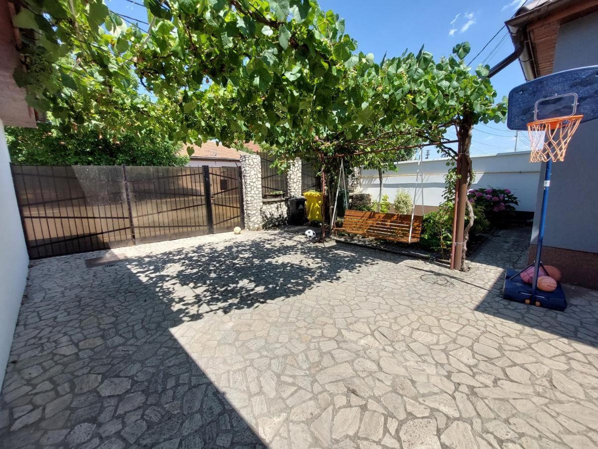 Cozy, Quiet & Family Friendly In Arad Apartment Exterior photo